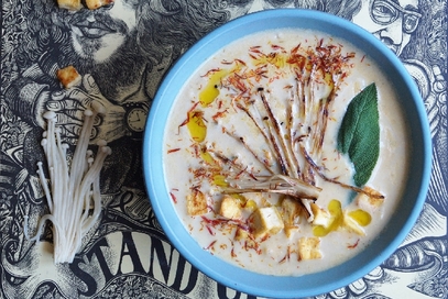 Zuppa piccante di lenticchie e funghi enoki vegan