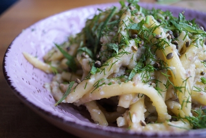 Pici al limone con crema di fave e semi di canapa