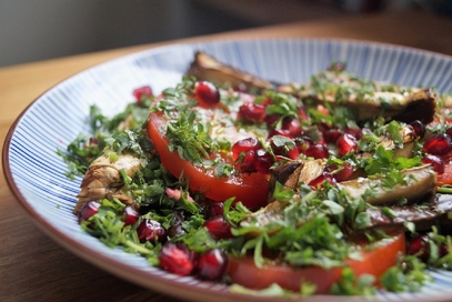 Insalatina di melanzane, pomodori e melograno