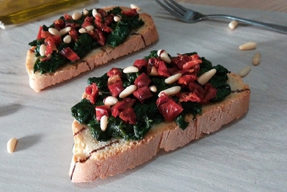 Bruschetta con spinaci, pomodori secchi e pinoli