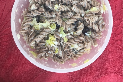 Pasta fredda baccalà, porri e olive