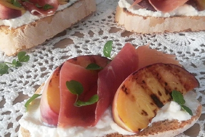 Pane tostato con pesche grigliate e ricotta