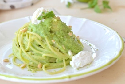 Spaghetti con crema di zucchine, ricotta e menta