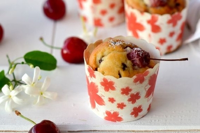 Muffin senza burro con ciliegie e cioccolato