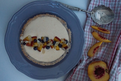 Crostata alla pesca con frolla al mirtillo