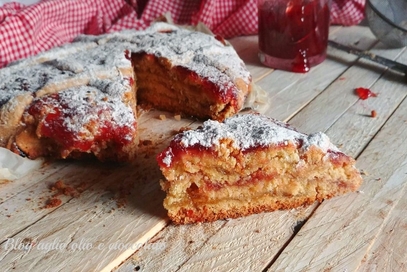 Crostata a strati con marmellata doppia