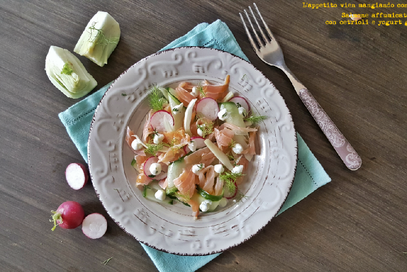 Salmone affumicato con cetrioli e yogurt greco