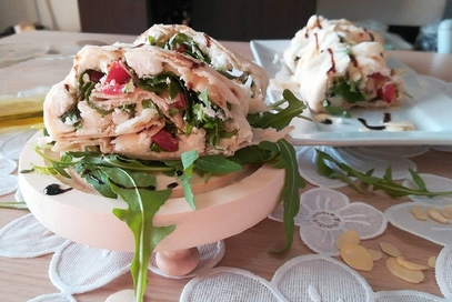 Rotolini di pane carasau con caprino e mandorle