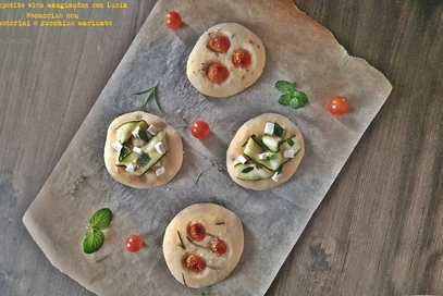 Focaccine con pomodorini e zucchine marinate