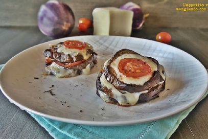 Torrette di melanzane con pomodorini e formaggio