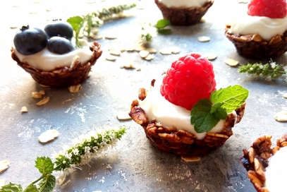 Cestini di avena con yogurt e frutti di bosco