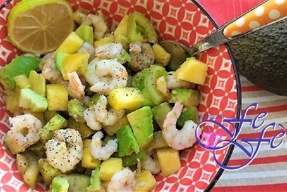 Insalata esotica di gamberetti, avocado e ananas