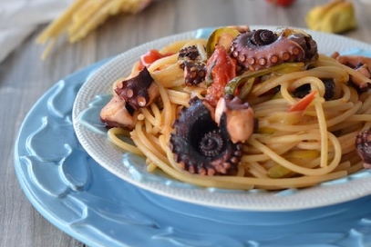 Spaghetti con pomodorini polpo e zucchine