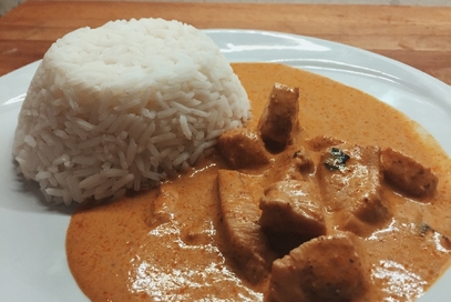 Zuppa thailandese di massaman curry con pollo