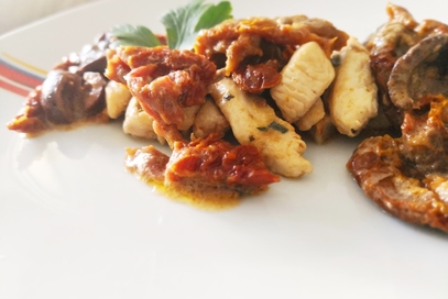 Pollo con pomodori secchi e olive nere