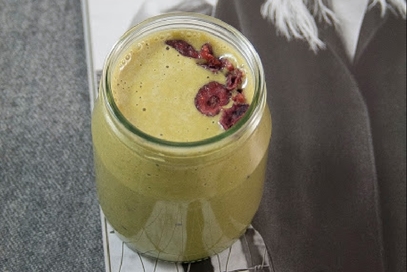 Smoothie con kiwi e tè matcha