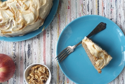 Torta di mele, noci e caramello