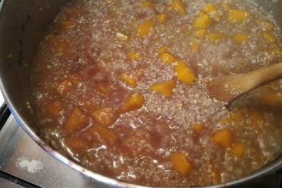 Quinoa con cavolo rosso e zucca