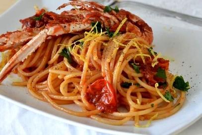 Spaghetti con scampi e pomodorini e limone