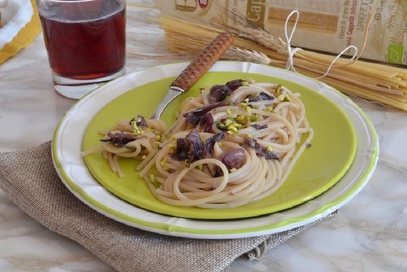 Spaghettoni con formaggio in crema di radicchio