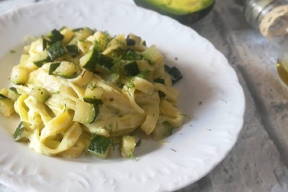 Bavette con zucchine e crema di ricotta e avocado