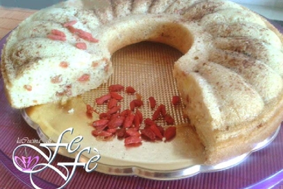 Ciambella allo yogurt con mela e bacche di goji