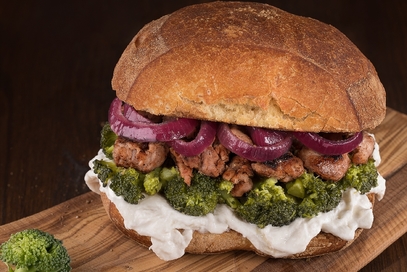 Panino con salsiccia e broccoli