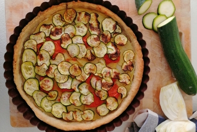 Torta salata con zucchine, pomodorini e patate