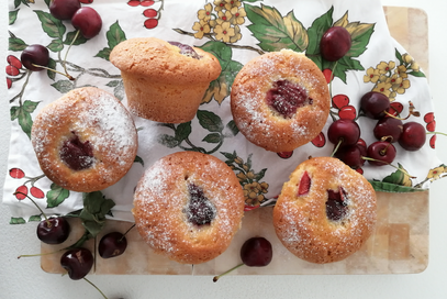 Muffin allo yogurt, vaniglia e ciliegie