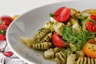 Pasta fredda al pesto di finocchietto e pomodorini