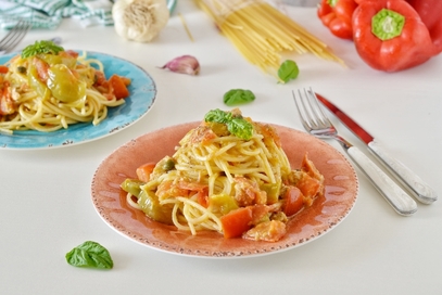 Boscaioli con crema di peperoni verdi  pomodori