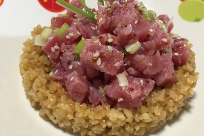 Bulgur con tartare di tonno, cipollotto e sesamo