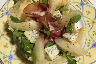 Cestini di pere al vino con gorgonzola e speck