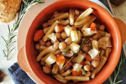 Caserecce con zuppa di ceci, castagne e provolone