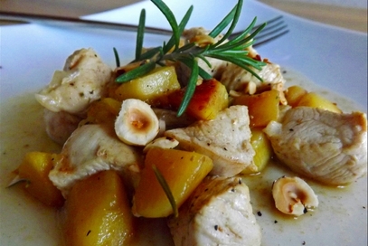 Bocconcini di pollo, mele e nocciole