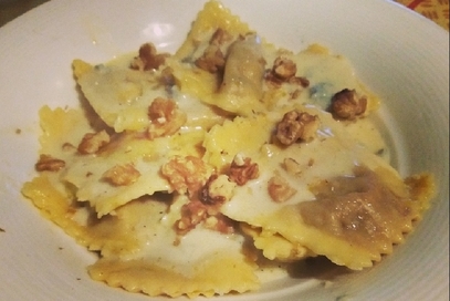 Ravioloni di zucca e philadelphia con zola e noci