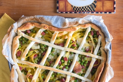 Tagliatelle salsiccia piselli e provola in guscio