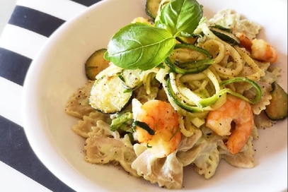 Pasta con salsa di avocado, zucchine e gamberi