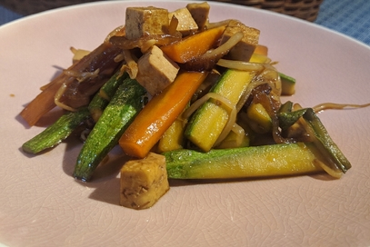Tofu alle verdure croccanti e soia