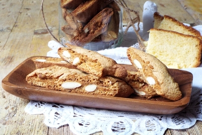 Cantucci con pandoro e mandorle